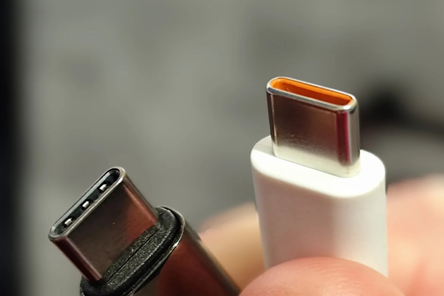 손에 든 서로 다른 USB-C 커넥터 두 개의 근접 사진